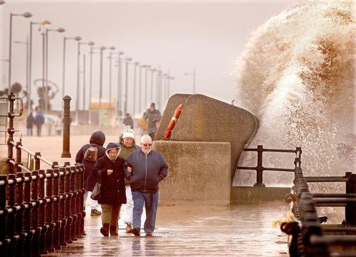 需注意！歐洲多國遭強(qiáng)風(fēng)暴襲擊，港口關(guān)閉，航班停止運(yùn)營